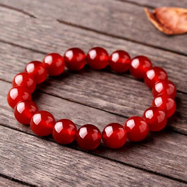 các mẫu vòng tay đá phong thuỷ bao gồm vòng đá đỏ 