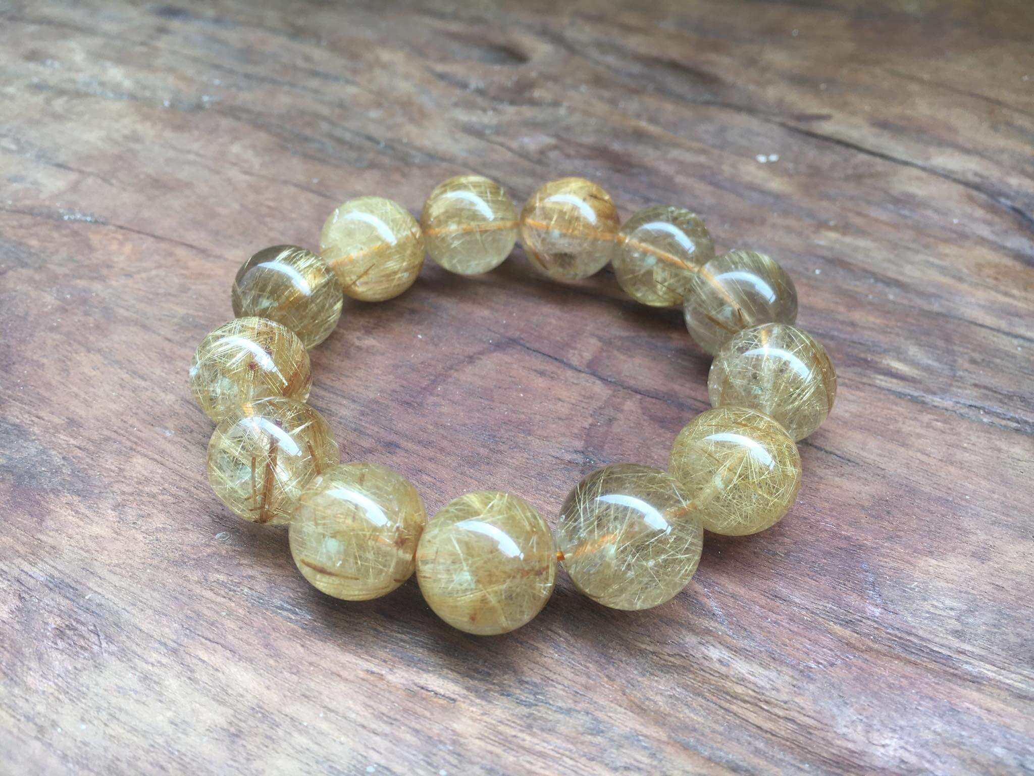 các mẫu vòng tay đá phong thuỷ bao gồm vòng tay đá thạch anh