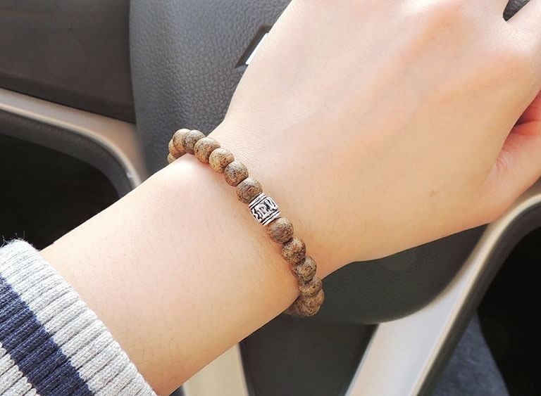 đeo vòng tay phong thủy tay nào