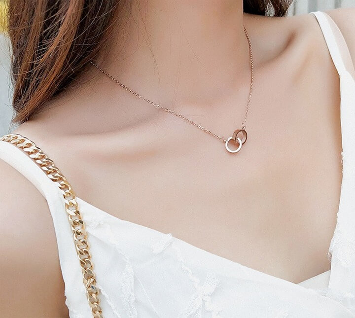 lấy nhẫn làm mặt dây chuyền: Thể hiện mối quan hệ chưa chắc chắn