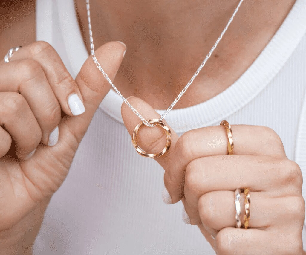 lấy nhẫn làm mặt dây chuyền: Thể hiện mối quan hệ chưa được chấp thuận