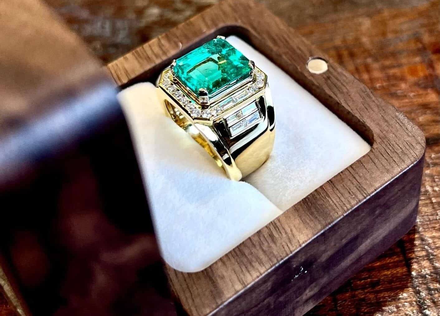 mẫu nhẫn nam đẹp nhất hiện nay: Nhẫn nam ngọc lục bảo