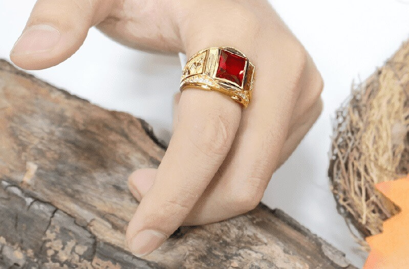 ý nghĩa của nam đeo nhẫn trên ngón trỏ