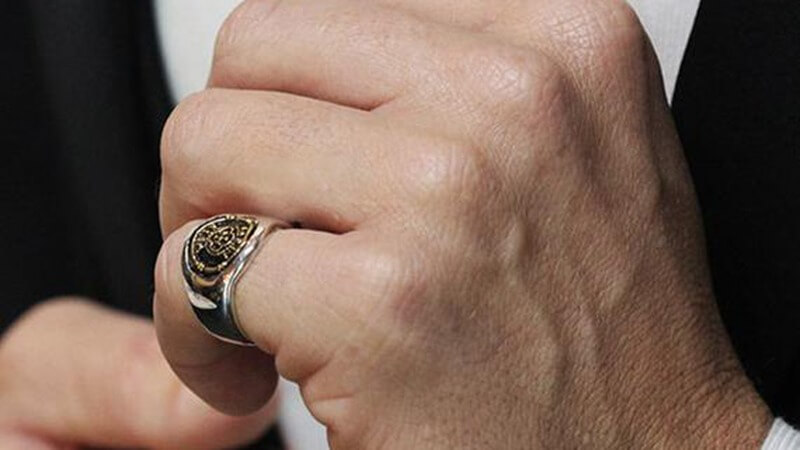 ý nghĩa của nam đeo nhẫn trên ngón út