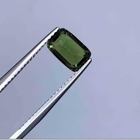 Chọn đá quý hình giác cắt Emerald cho người sinh năm 1969