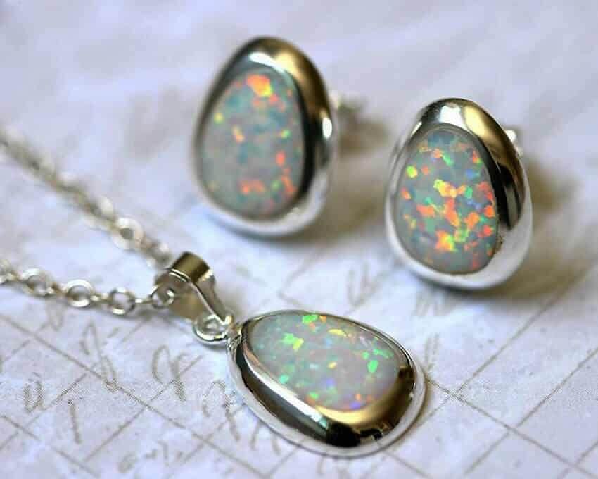 Đồ trang sức được trang trí bằng đá Opal