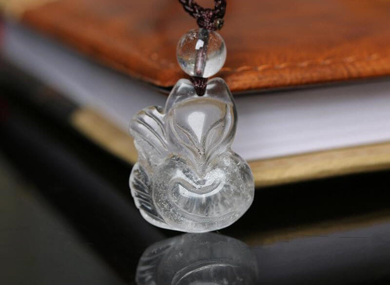 Nữ sinh năm 1993 nên đeo đá màu gì: màu trắng thạch anh