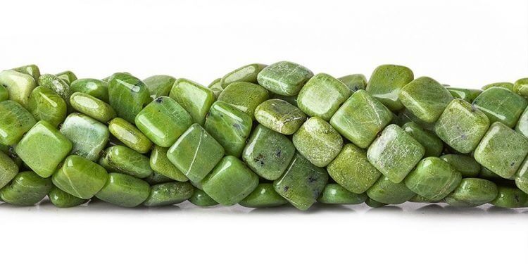 Nữ sinh năm 1993 nên đeo đá màu gì: màu xanh Huyền ngọc Nephrite