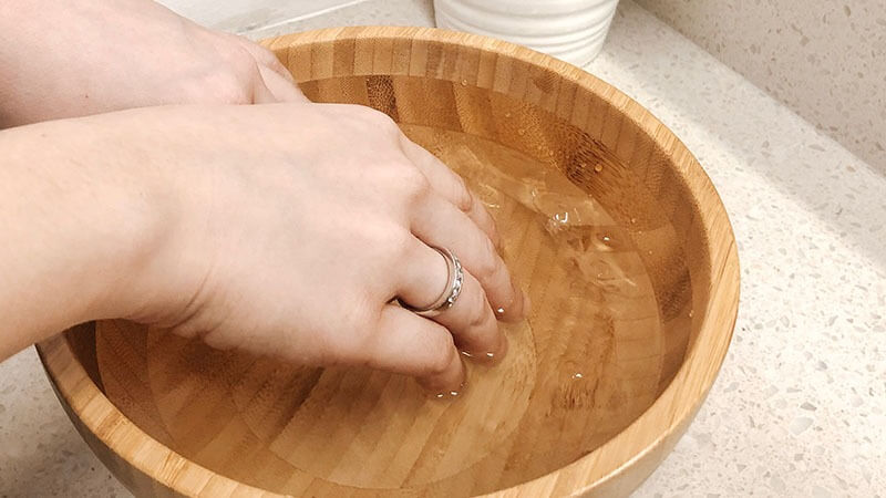 Sử dụng nước đá để tháo nhẫn bị chật