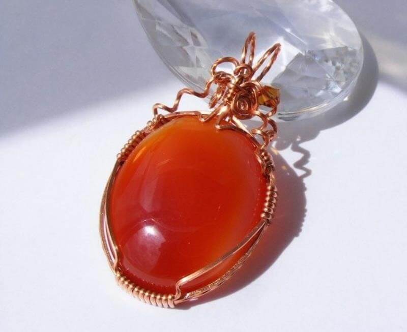 Tuổi Đinh Dậu (1957) đeo đá carnelian
