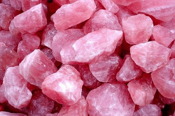 Tuổi Đinh Tỵ đeo đá màu gì hợp: màu hồng thạch anh