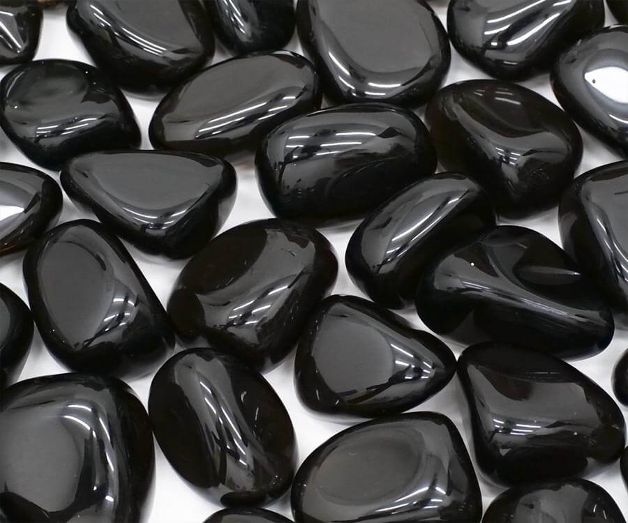 Tuổi Quý Tỵ đeo đá màu gì hợp: màu đen thạch anh