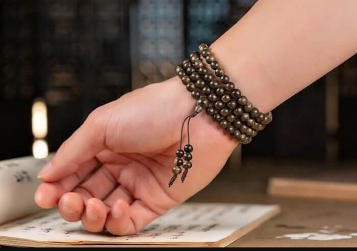 Vòng trầm hương 108 hạt nên đeo tay nào?