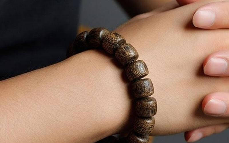 co nen deo vong tay tram huong ava