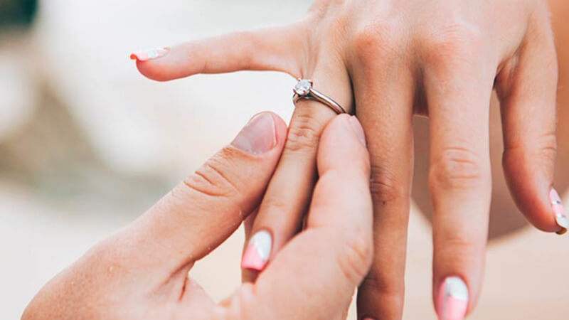 nhan chat co noi duoc khong