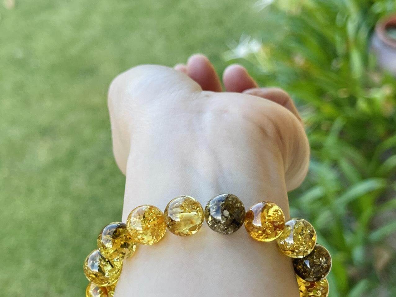 Công dụng của vòng hổ phách đối với người lớn