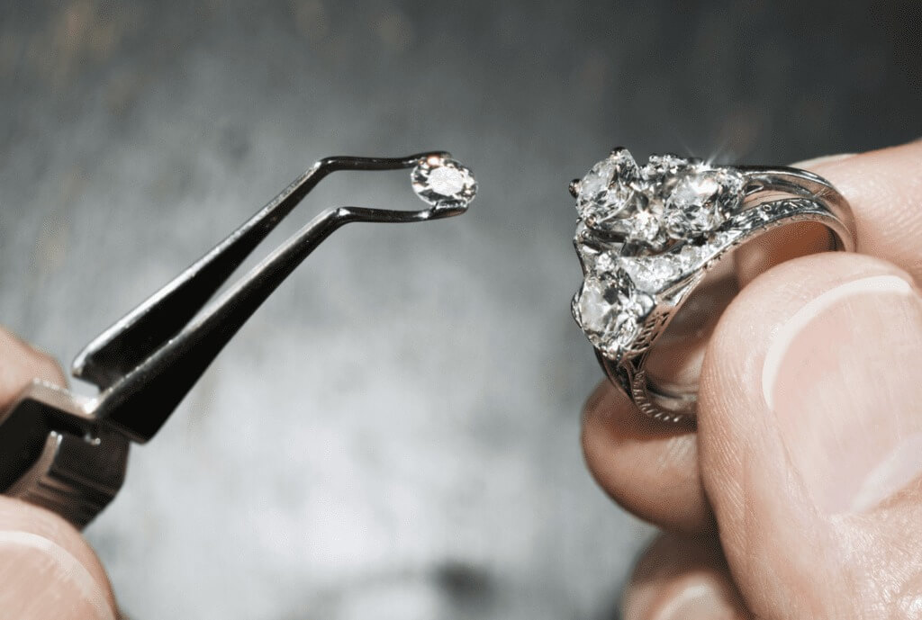 Loại trang sức làm từ kim cương và đá quý