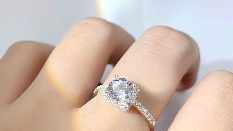 Mẫu nhẫn bạc đeo ngón giữa đẹp