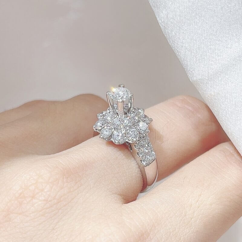 Nhẫn Cưới PNJ Kim Cương Với Ổ Nhẫn Cao