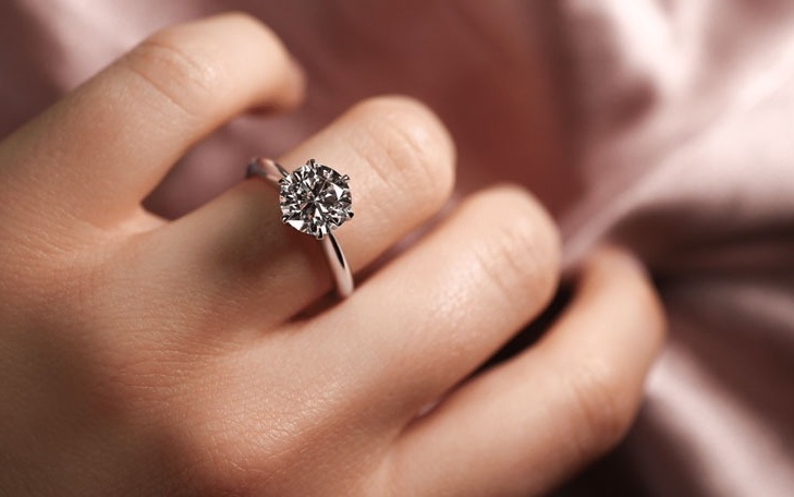 Nhẫn kim cương 2 carat giá bao nhiêu tiền ava