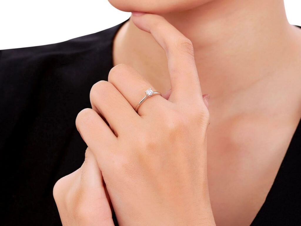 Tuổi Ất Sửu đeo nhẫn màu gì: màu trắng