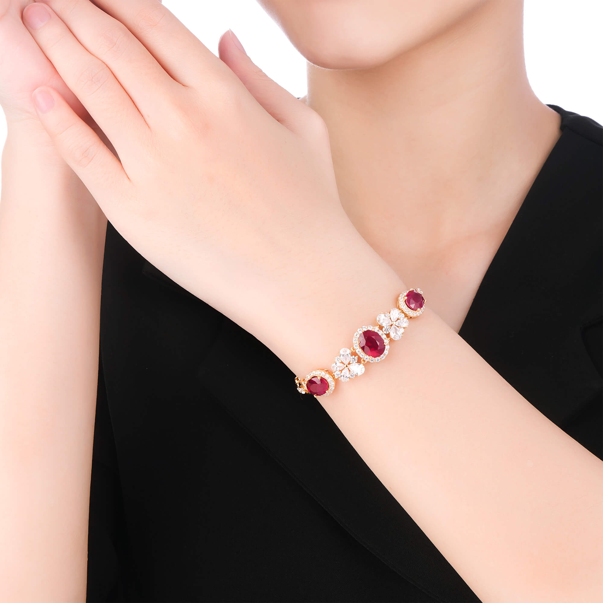 các kiểu lắc tay vàng 18k gồm: KIỂU LẮC TAY VÀNG 18K ĐÍNH ĐÁ RUBY