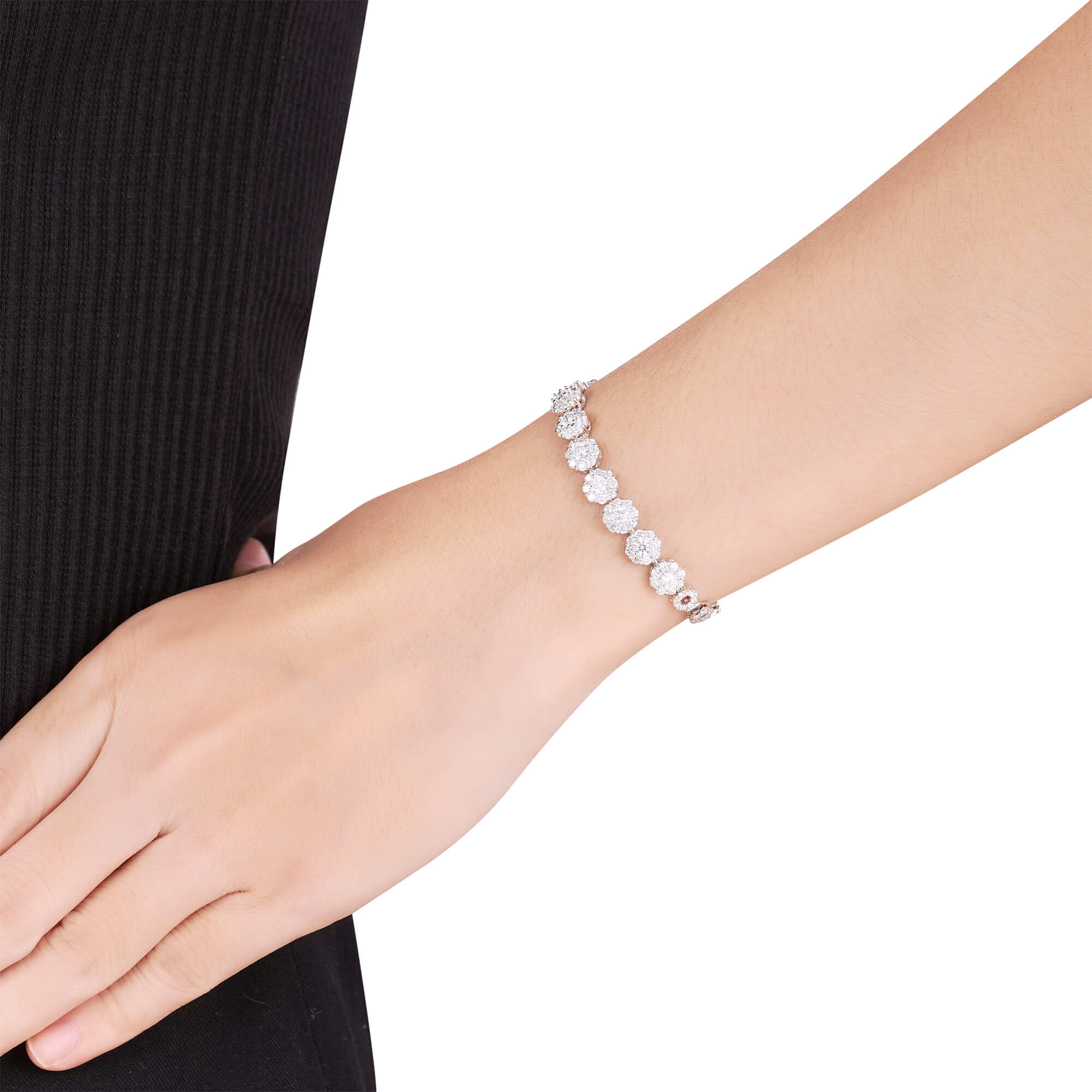 các kiểu lắc tay vàng 18k gồm KIỂU LẮC TAY VÀNG 18K ĐÍNH KIM CƯƠNG