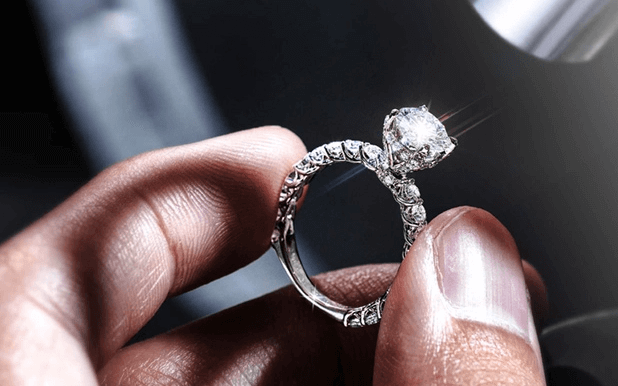 mua nhẫn kim cương ở cửa hàng lớn