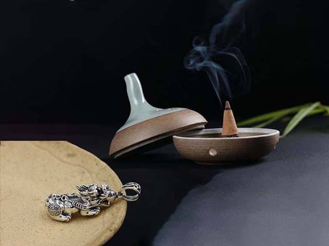 Tẩy uế tỳ hưu bằng hương trầm