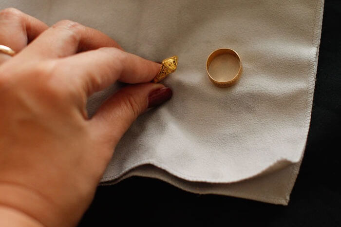 vàng Tây bị xỉn đen