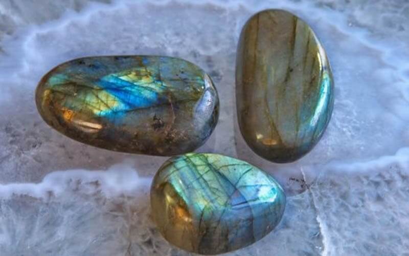 Đá hắc nguyệt quang là gì?