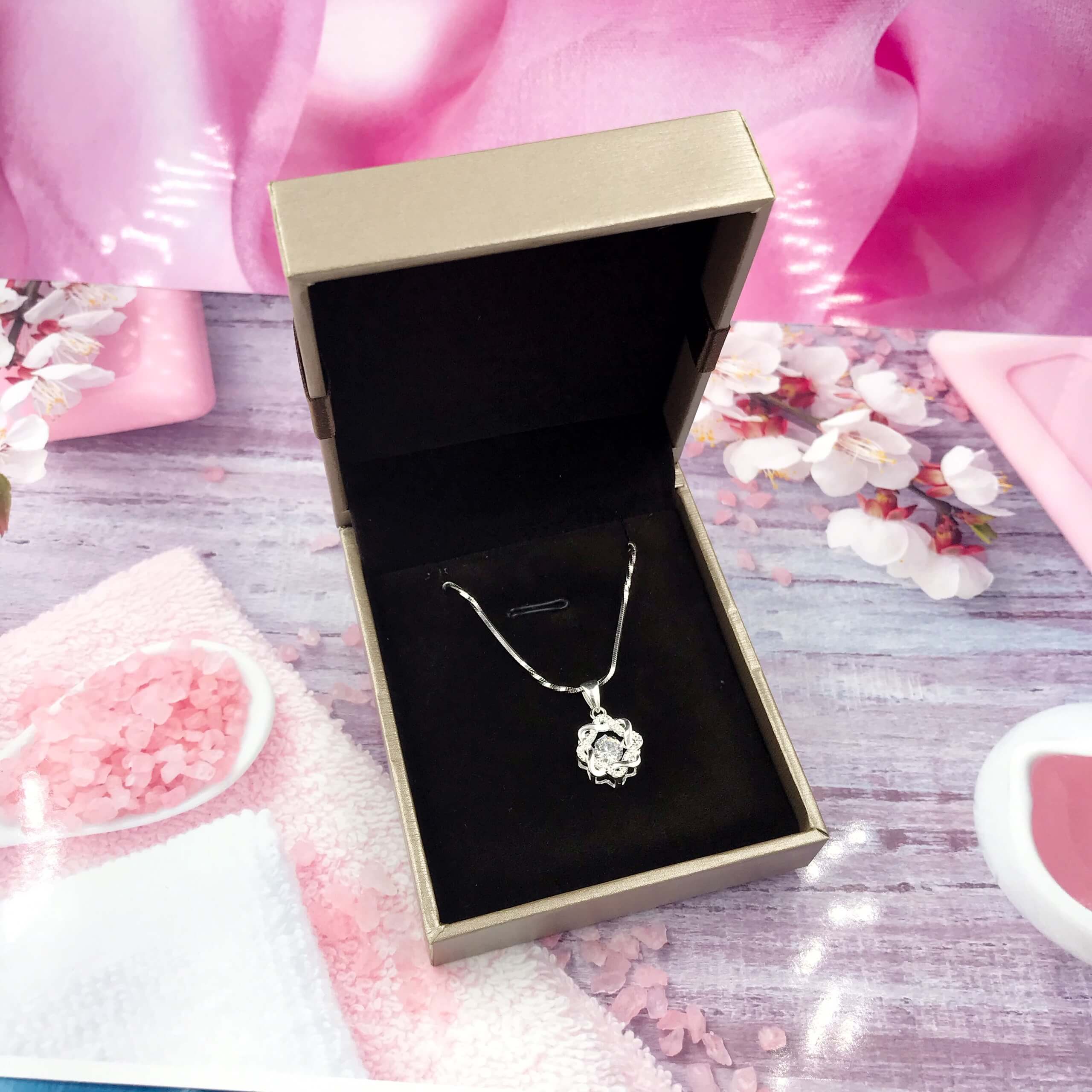 Đựng dây bạc trong hộp có nắp kín