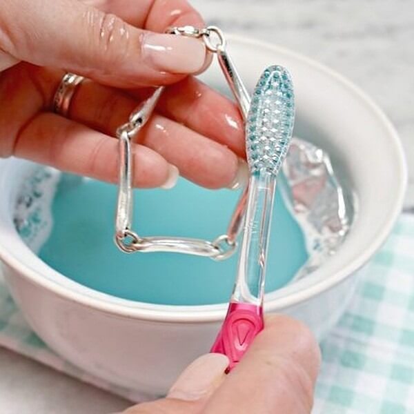 Không sử dụng nước nóng làm sạch dây bạc