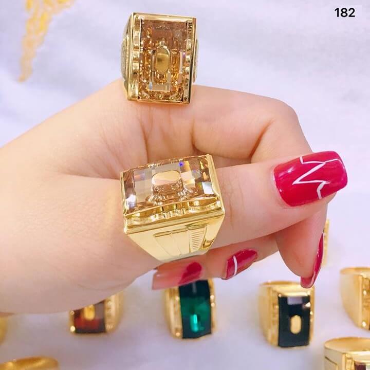 Lợi ích của nhẫn mặt đá màu vàng