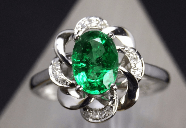 Phong tục và quan niệm về đá quý màu xanh lục