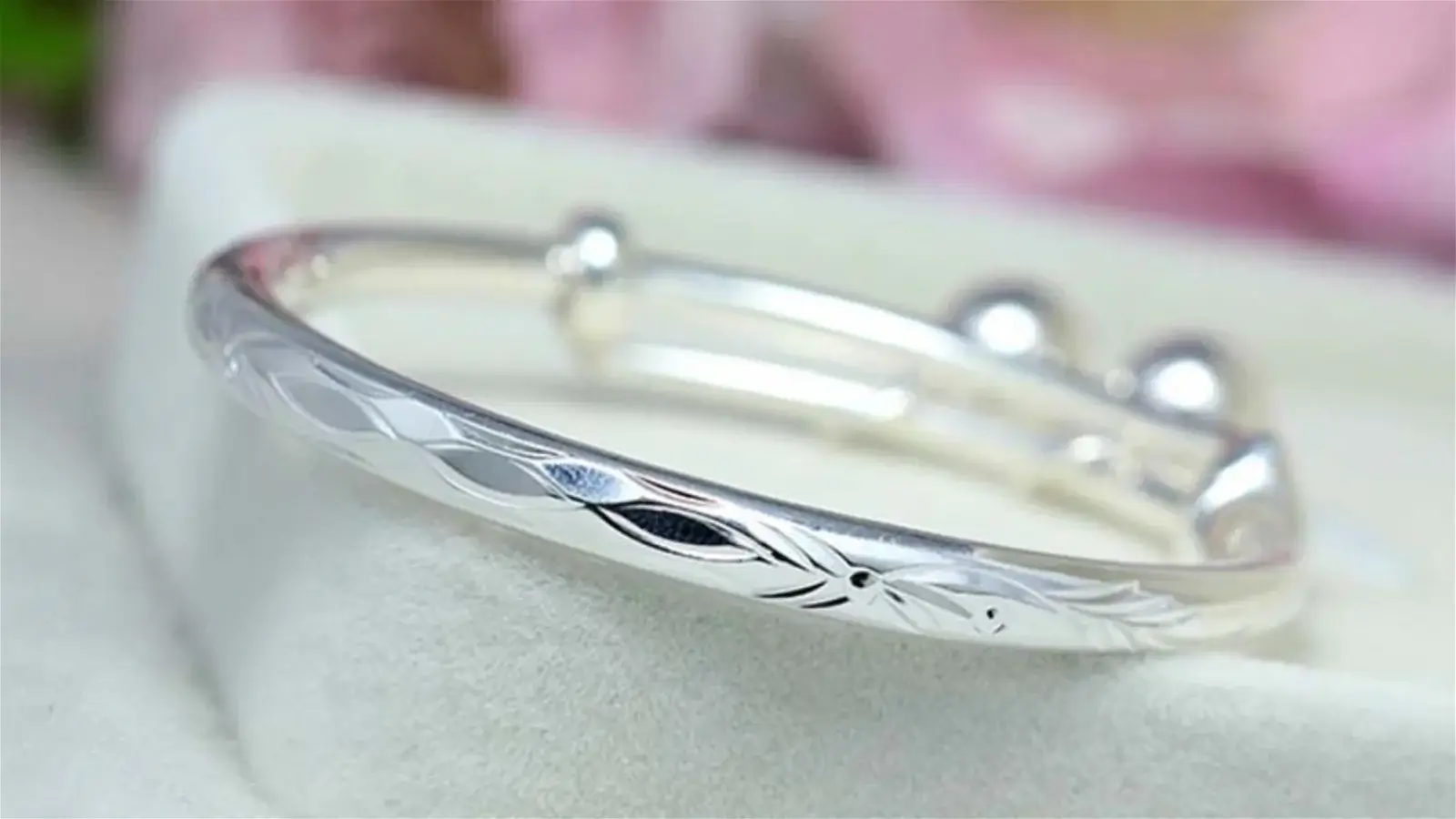 Bạc ta có khả năng bị oxi hóa và đen đi không?