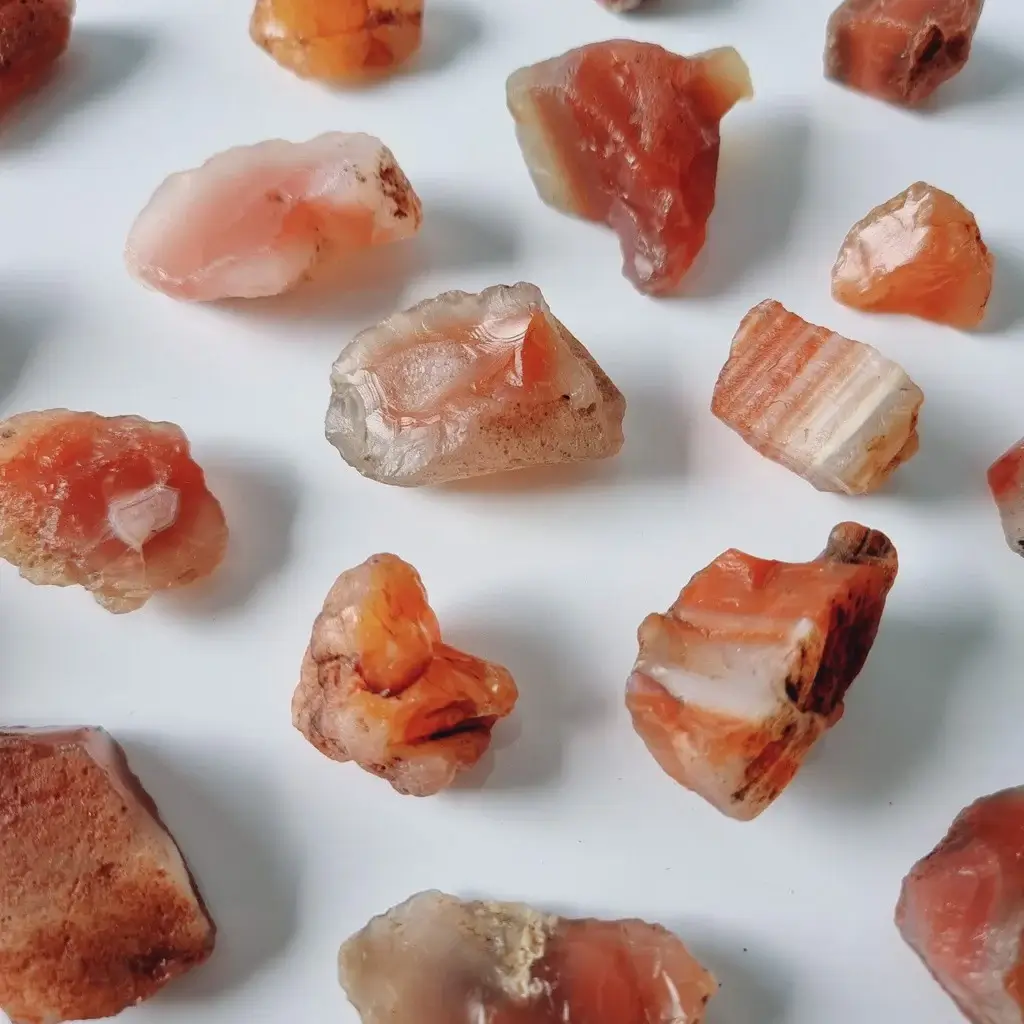 Đá Carnelian đã qua xử lý và đá Carnelian giả