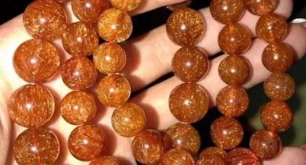 Kết hợp của thạch anh dạng tóc và màu nâu đỏ