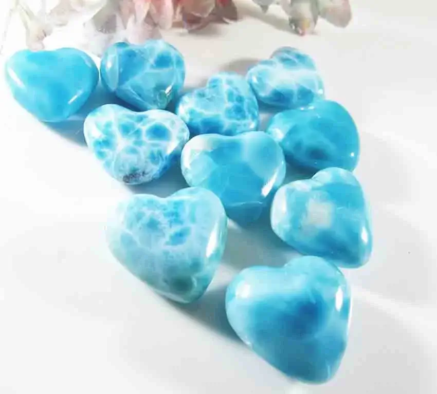 Màu sắc và hình dạng của đá Larimar