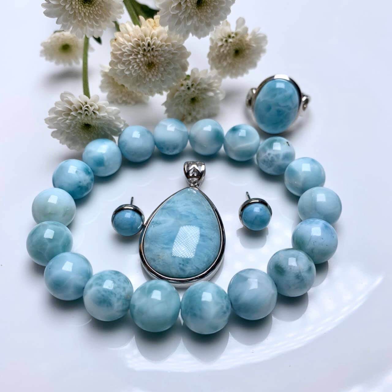 Sự kết hợp và phối hợp của đá Larimar