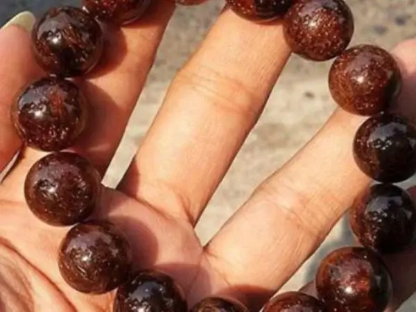 Thạch anh dạng tóc màu nâu đỏ - Một sự kết hợp độc đáo