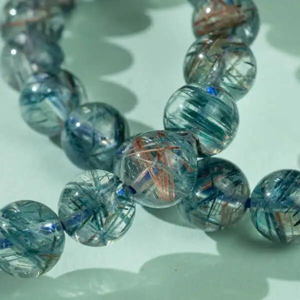 Phong cách và thể hiện bản thân qua đồ trang sức thạch anh tóc xanh nước biển