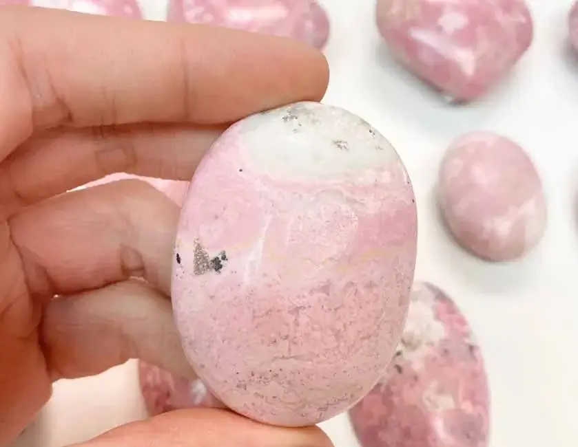 Xử lý màu sắc và tổng hợp đá Rhodonite