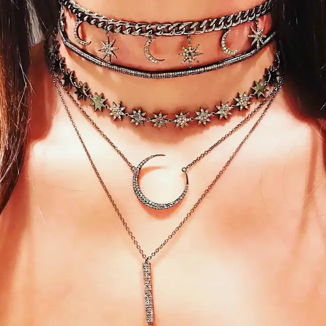 Lịch sử và xuất xứ của vòng cổ choker truyền thống