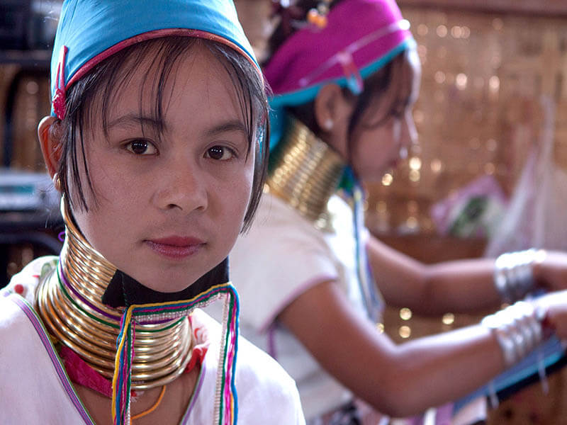 Phụ nữ Kayan đeo nhiều chiếc vòng chồng lên nhau