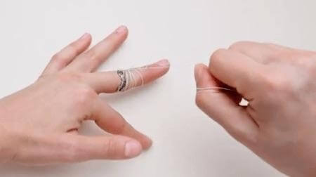 Cách sử dụng chỉ để tháo nhẫn chật