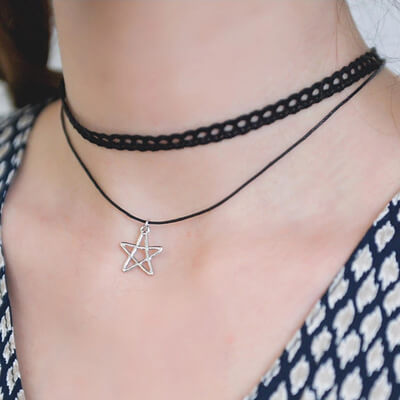 Vòng choker cổ điển thập niên 90
